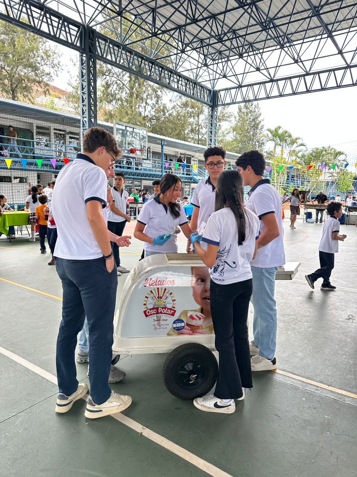 Evento escolar con carrito Oso Polar