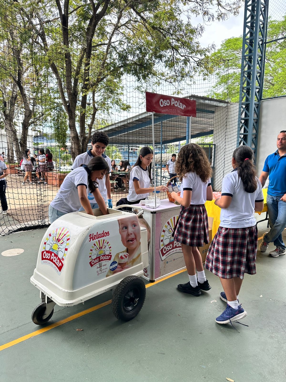 Estudiantes disfrutando helados Oso Polar