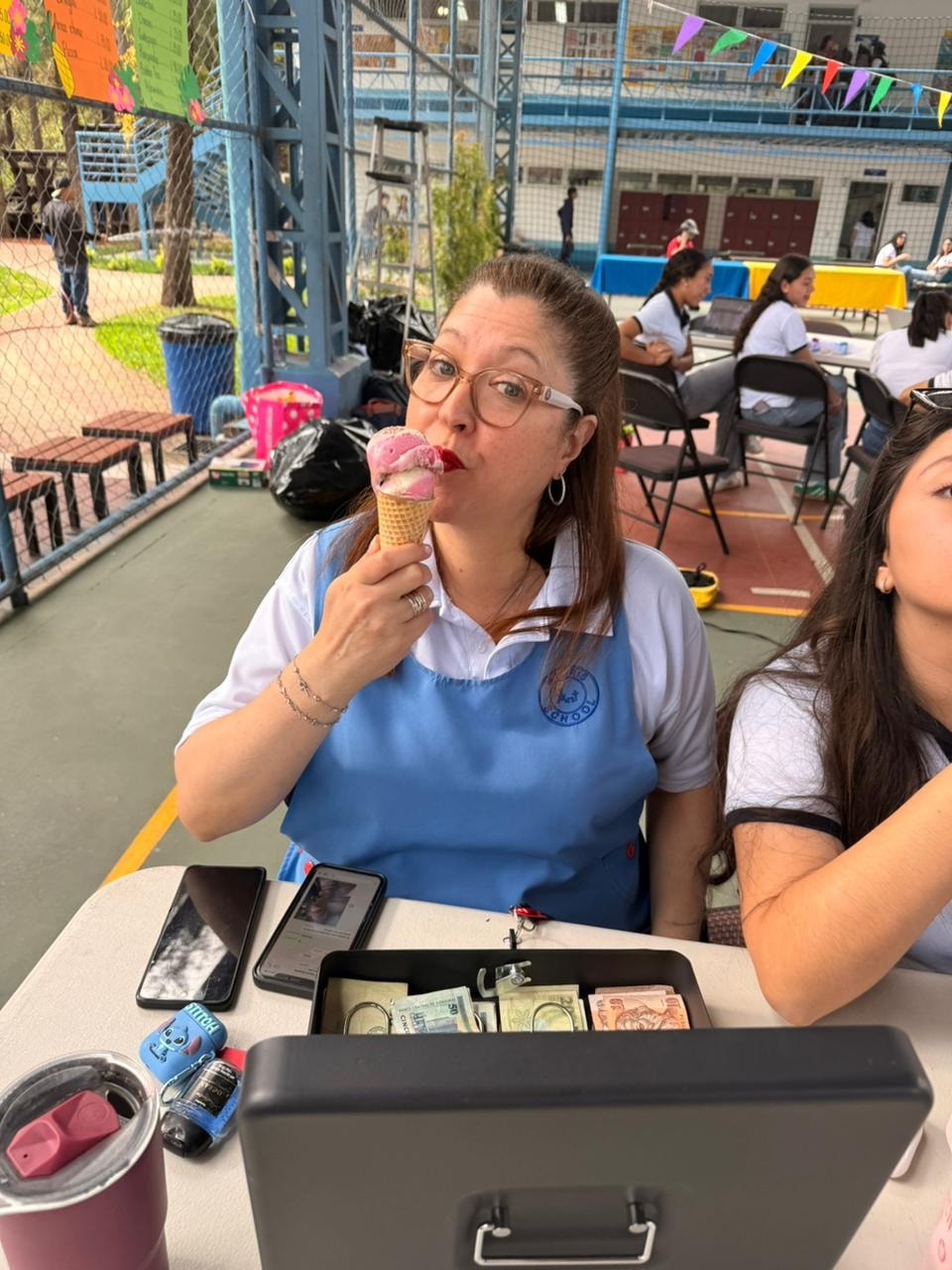 Clientes con helado Oso Polar