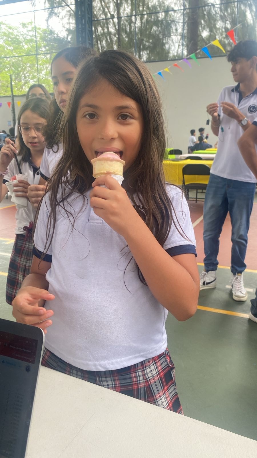 Niña disfrutando helado Oso Polar